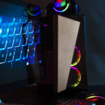 vista-degradada-de-la-configuracion-del-escritorio-de-juegos-de-neon-iluminado-con-teclado